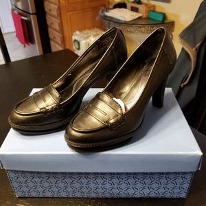Vera Wang ladies shoes size 6
